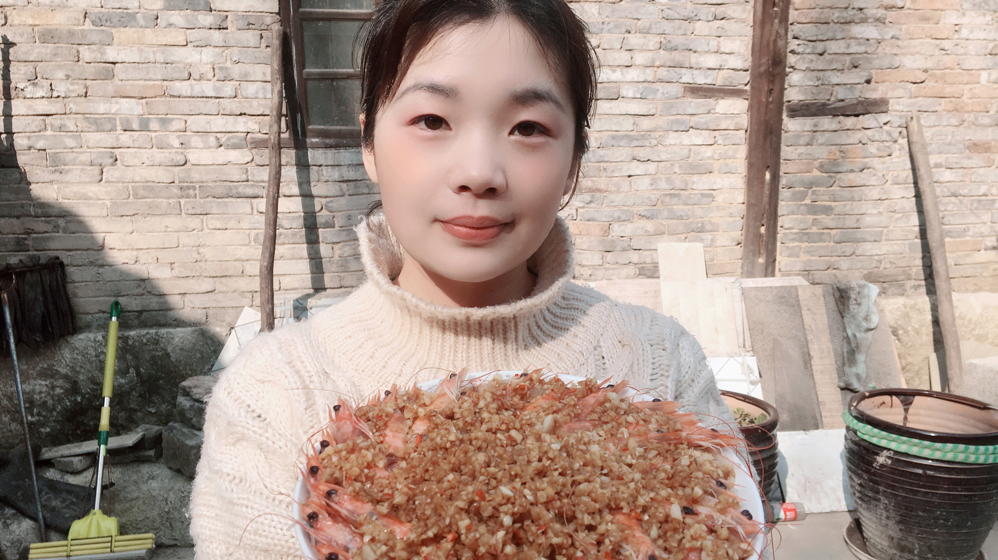 妹子今天想吃虾,50元买了一斤,铺点粉丝做蒜蓉蒸虾,太香了
