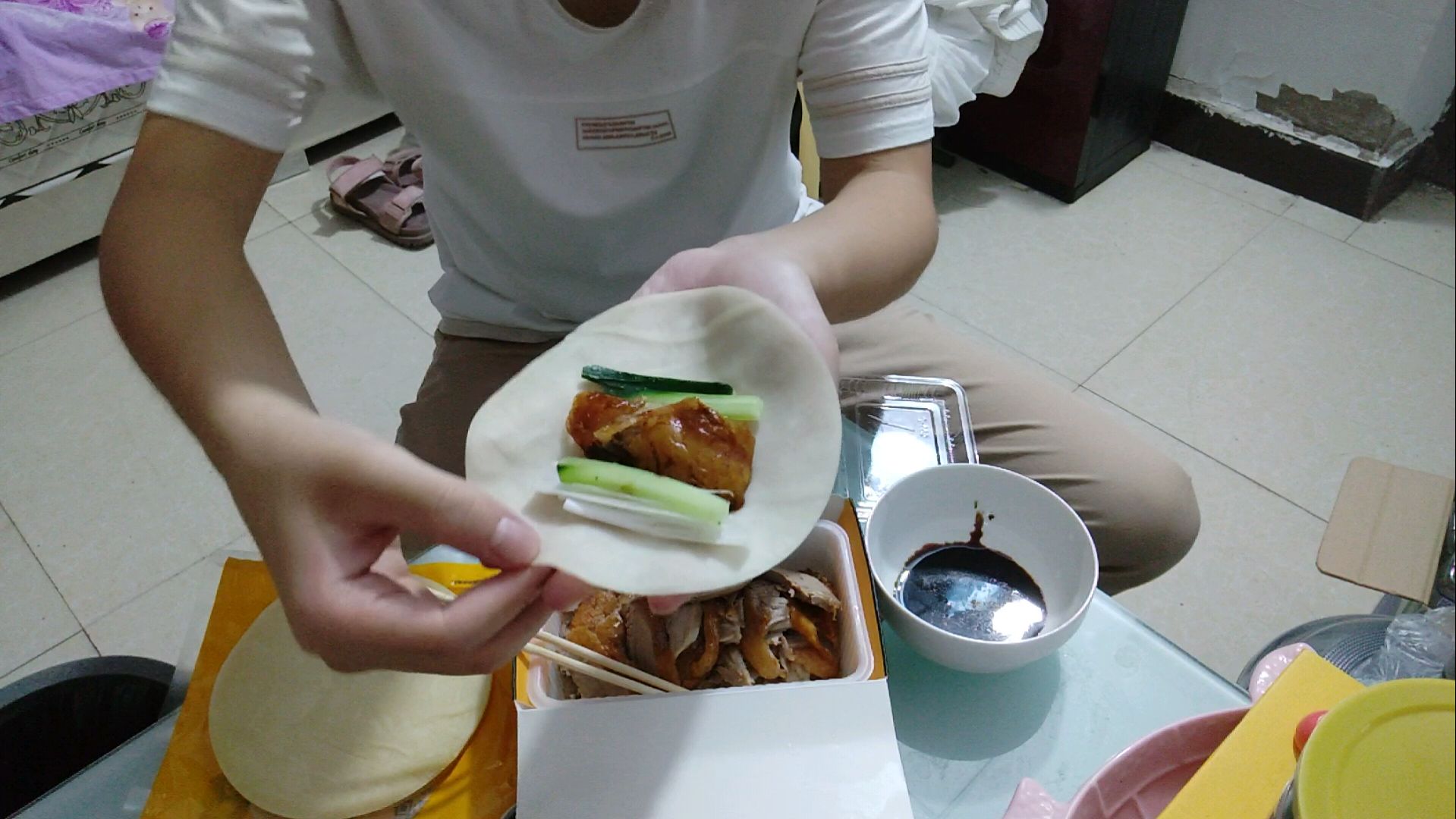 烤鸭片搭配面饼特制蘸酱葱和黄瓜,包好一口下去,哇哦