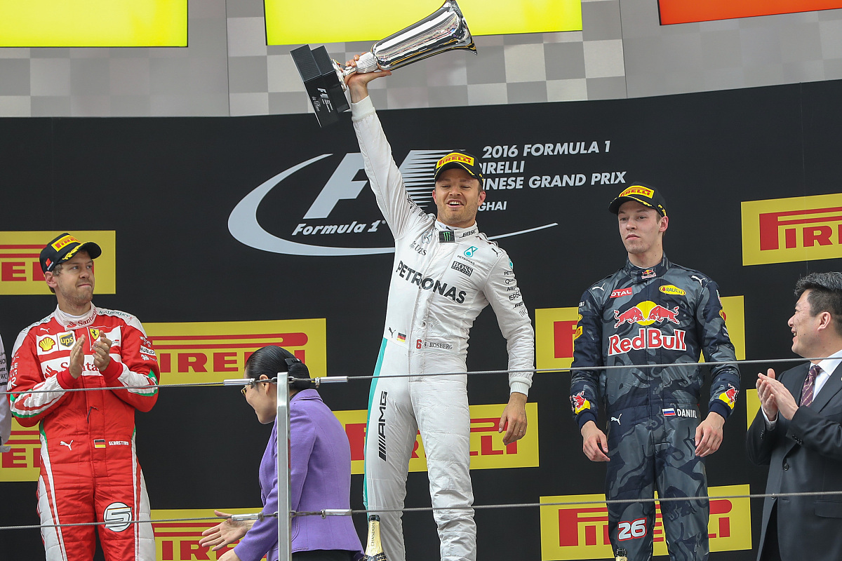 中国车手周冠宇：赛道上的速度与激情