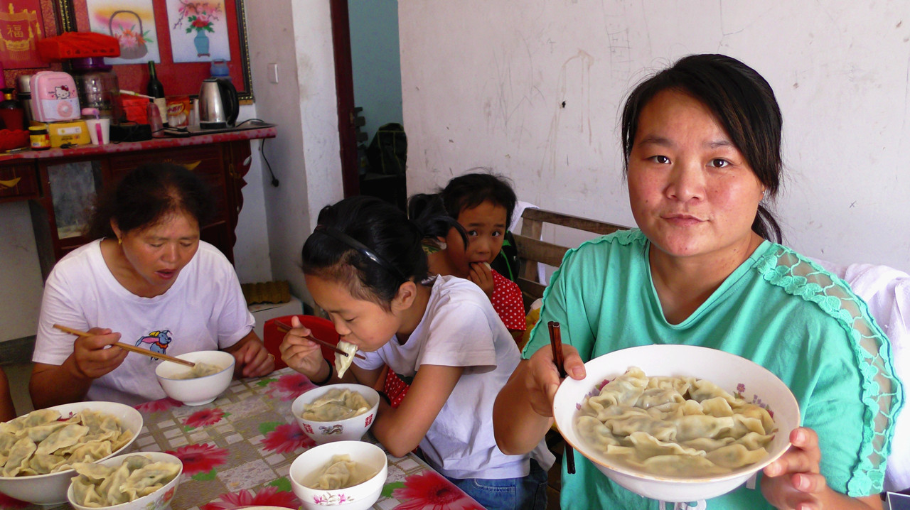 安徽阜阳:第一次调芦子馅包饺子,九口人煮一锅还不够吃