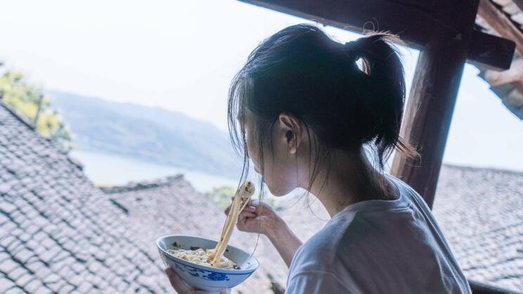 下碗木耳肉丝粉,五秒钟出锅,加油条更妙