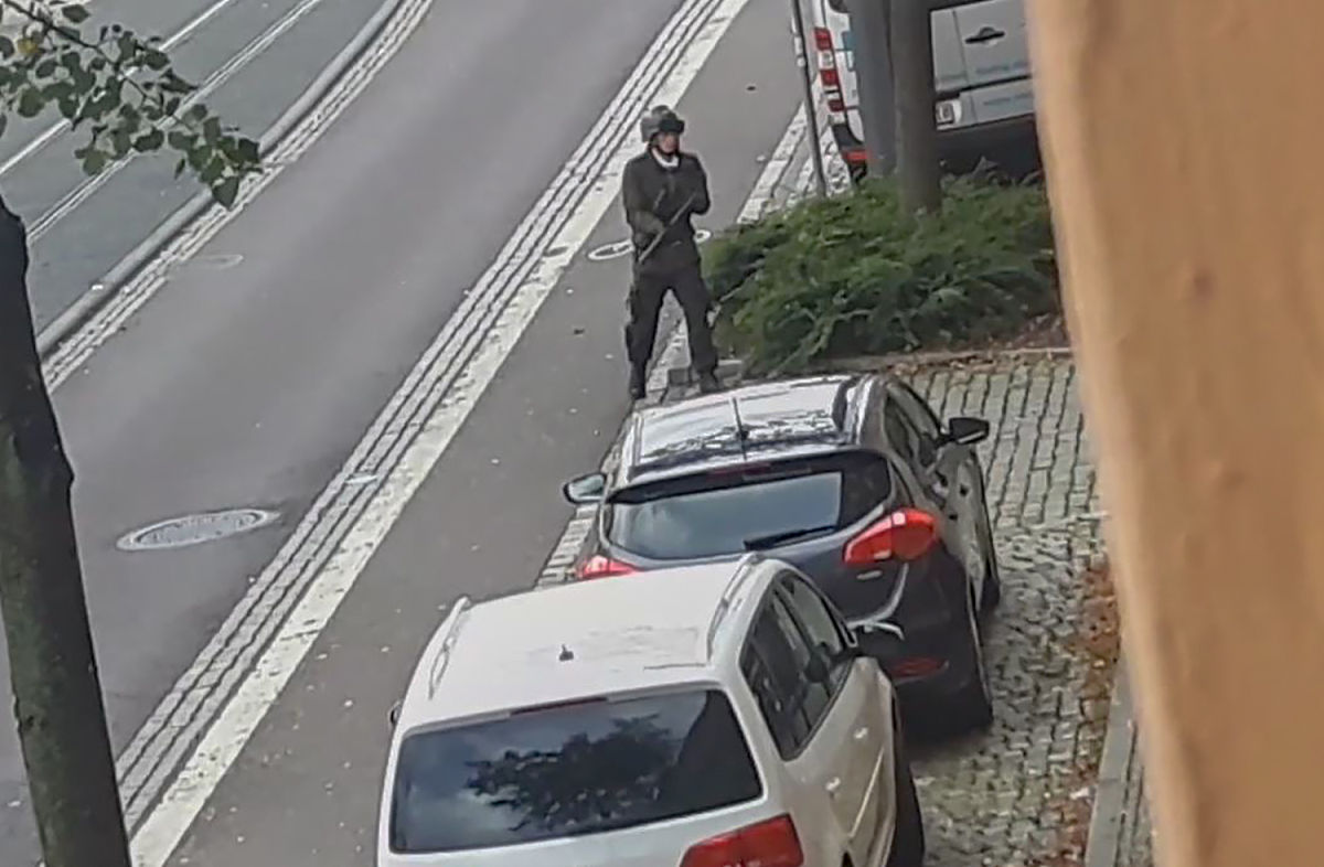 描写一段警察与五个银行劫匪在高速公路上追逐最终在高速公路上警察只抓到两个同车劫匪被抓另一辆车上的三个劫匪成功逃脱三人弃车逃入森林的细节段落