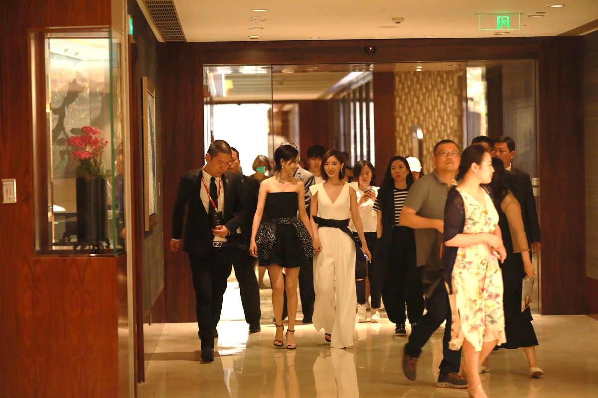 你录了一个百丽格娜的公司的环境视频。现在要发布。你要编辑什么样的简短文案来体现你们公司团队的专业和负责然后吸引大家加入百丽格娜呢