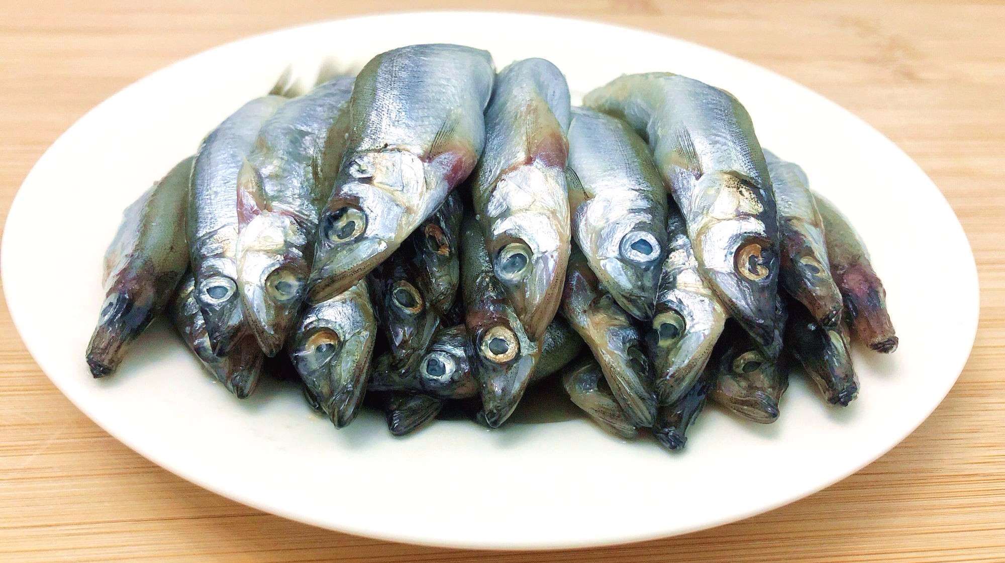 香煎多春鱼不破皮的方法,多加这1步,外焦里嫩,我家一周吃3次