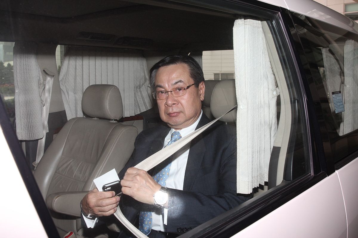 2014年1月8日,香港,tvb助理总经理区伟林穿上西装正常上班.区伟林