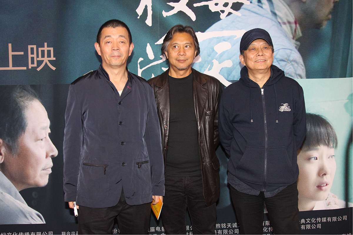 赏析电影《疯狂的石头》从影视美学角度综合运用相关概念、理论、方法对其进行美学分析与批评。最终形成一篇3000字左右的影评。具体要求如下：2捕捉影视作品中的视听语言细节可以从镜头、色彩、声音、情节、技术手段等方面对影视作品进行多角度分析和深层次讨论。3结合影视艺术的文化特性、美学特性和审美心理从导演视角和观众视角辩证地对影视作品进行突破性点评解读导演意图阐明观众困惑指出不足之处提出改进空间。