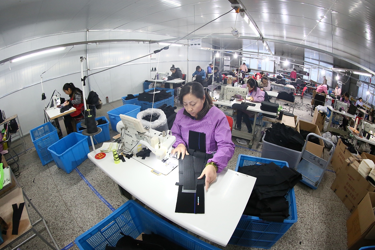 湖北省纺织工业技工学校招生专业：纺织品设计、工艺、贸易、管理