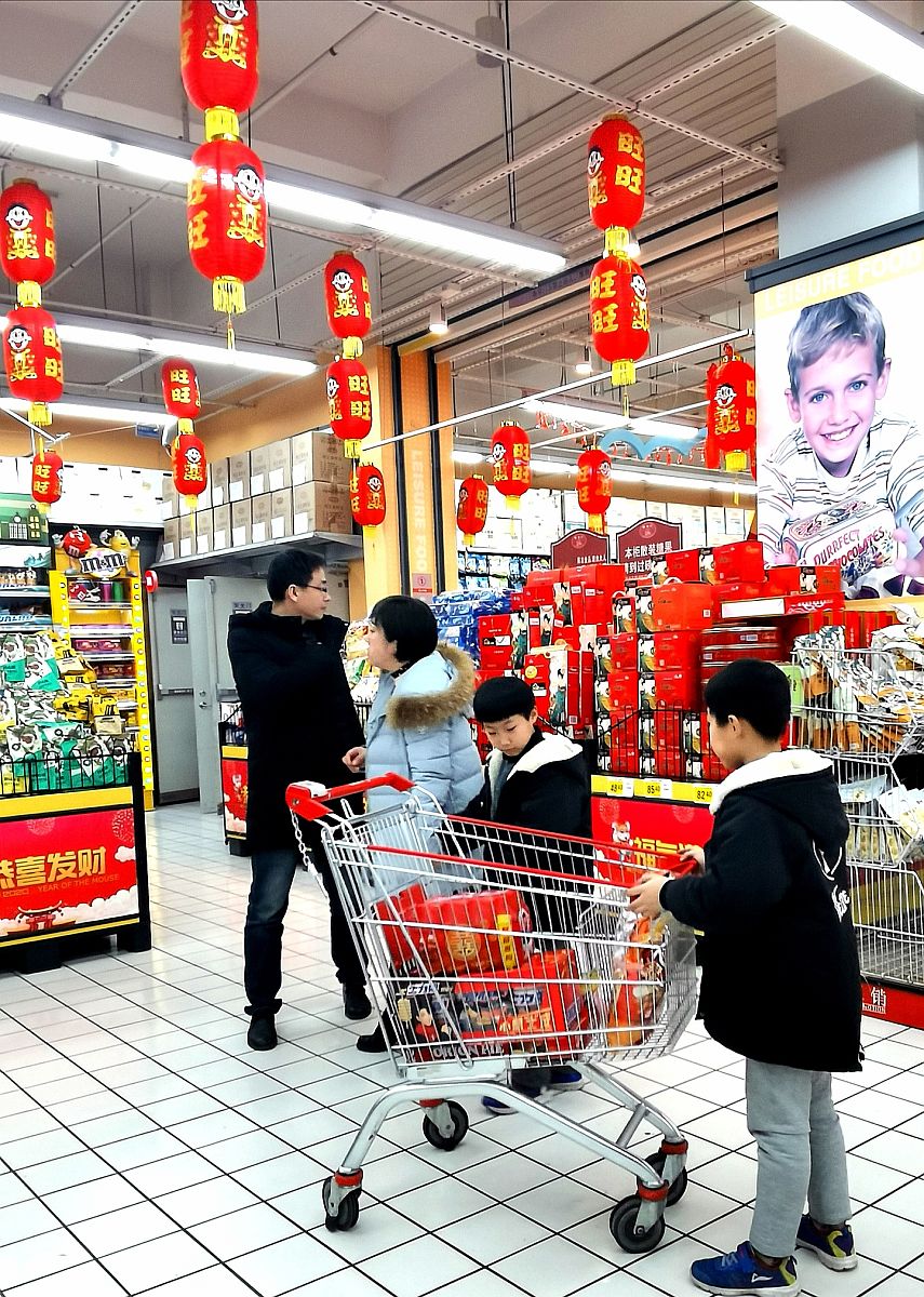 2020年1月17日,宝鸡市年味渐浓,市民正在挑选采购新年饰品.