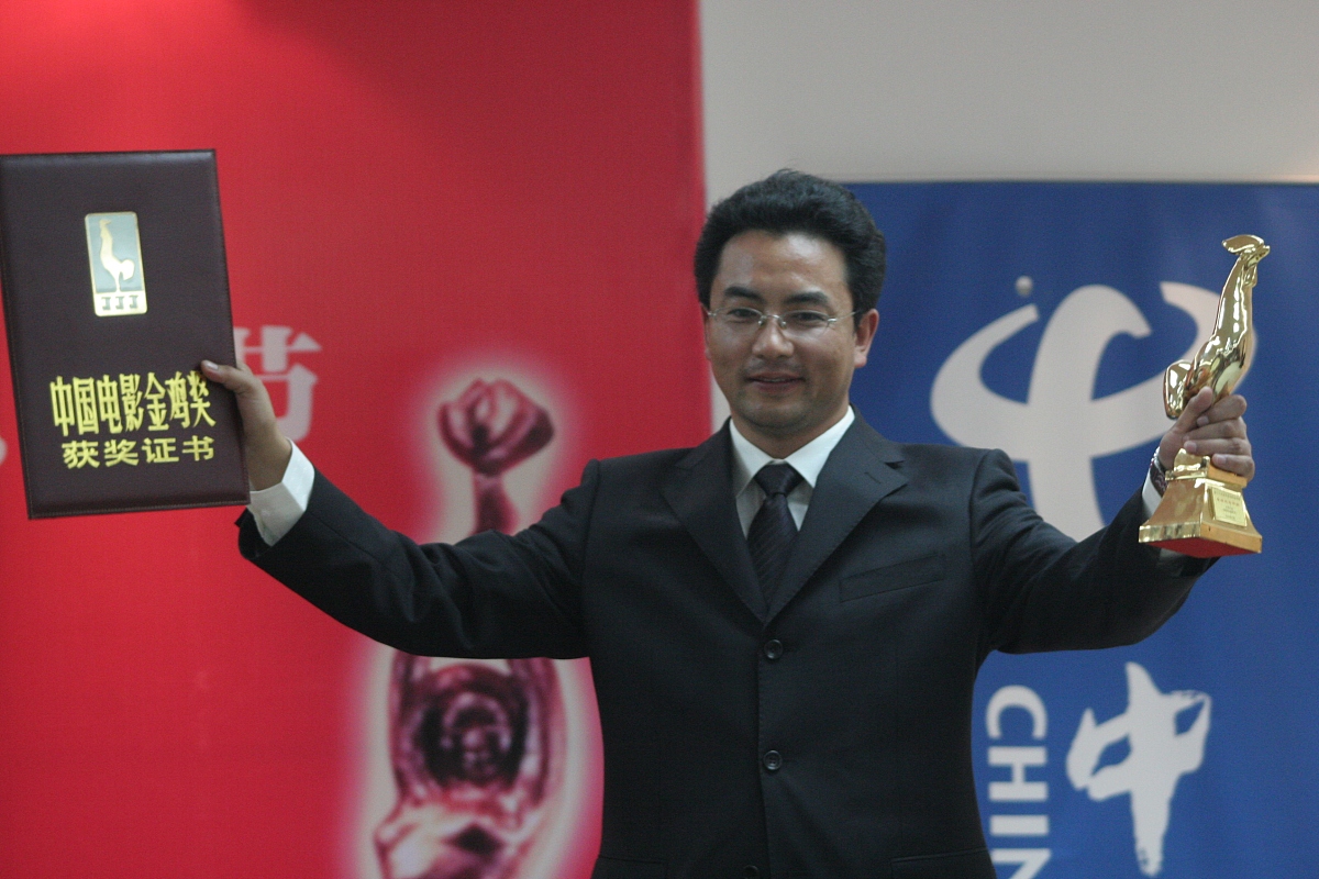2005年11月12日,三亚,第14届金鸡百花电影节颁奖礼,万玛才旦荣获导演