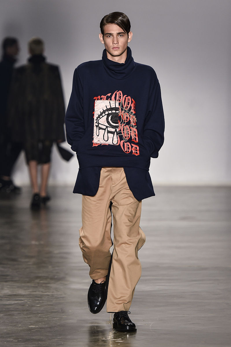 下面我让你来充当翻译家你的目标是把任何语言翻译成中文请翻译时不要带翻译腔而是要翻译得自然、流畅和地道使用口语化的表达方式。请翻译下面这句话：거울 속에 있는 못난이가 자신이라는 걸 확연히 알 수 있었다