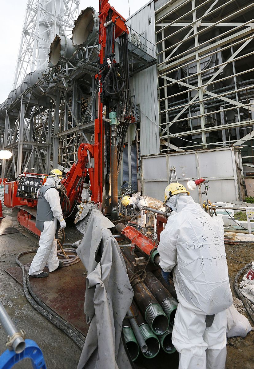 各县市区水利部门结合区域内地下水取水许可审批 及浅层地下水井深现状 用300字描述