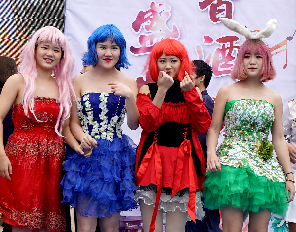 玩起了男扮女装改写