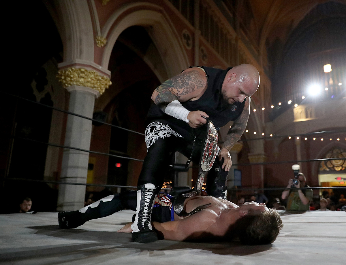 WWE1544爆笑解说：肌肉山峰Roman Reigns力克野兽Brock Lesnar！