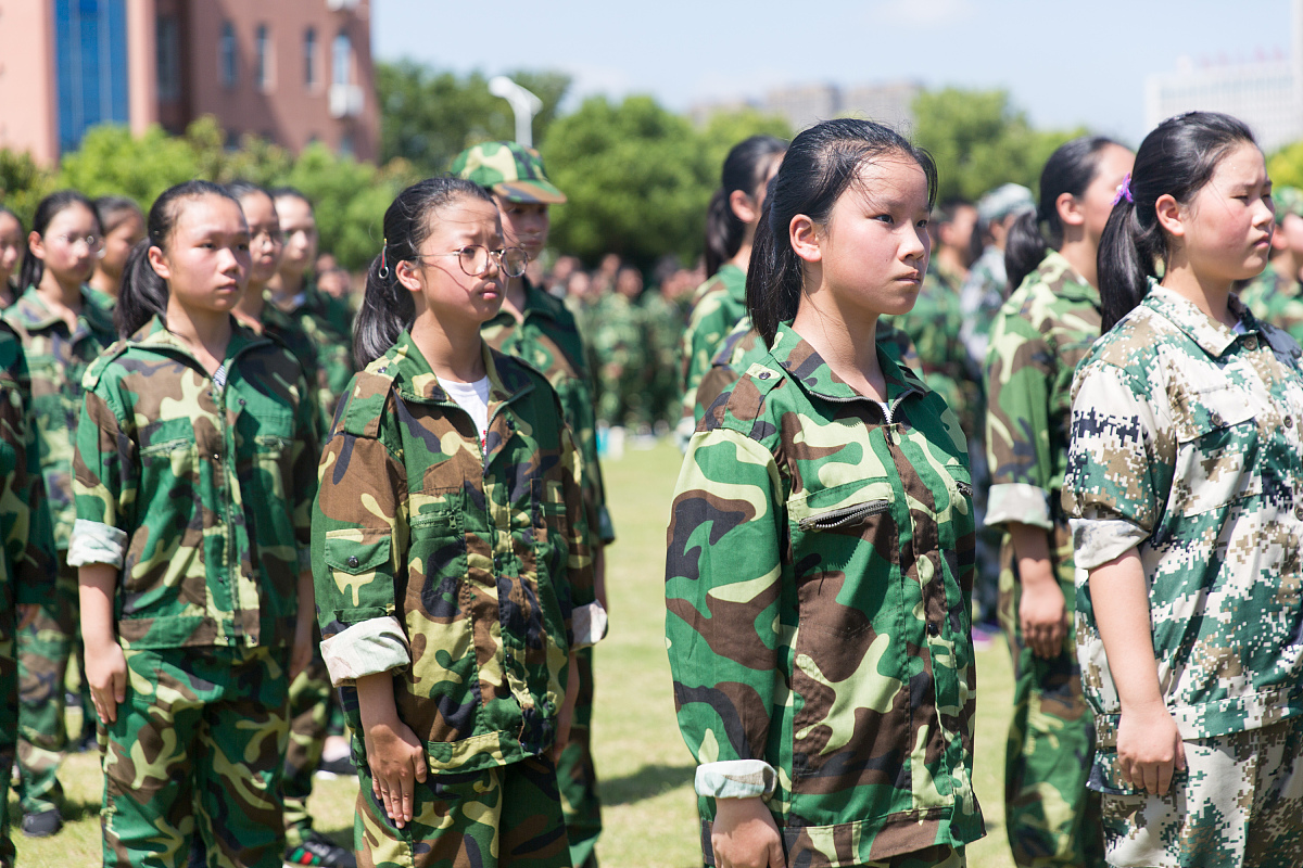 今天是东莞市第八高级中学高一新生第五天军训军训内容为：1早上同学们复习了军体拳和手语操2下午复习了广播体操和军体拳3晚上展开了爱笑强国青春有我。东莞市第八高级中学高一年级合唱比赛将以上是写为一篇500字推文重点放在合唱比赛上