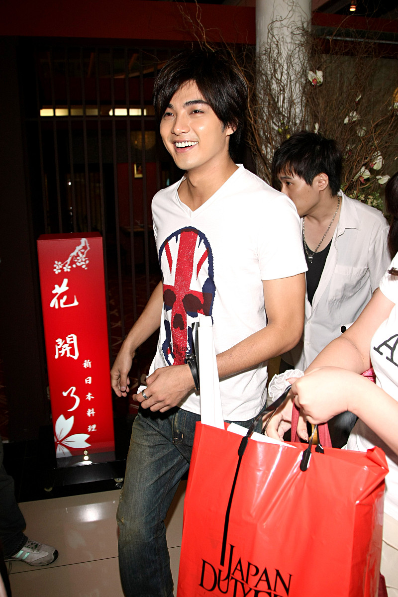 2008年8月16日,台北,贺军翔出席在线游戏的代言活动.+++_+++贺军翔