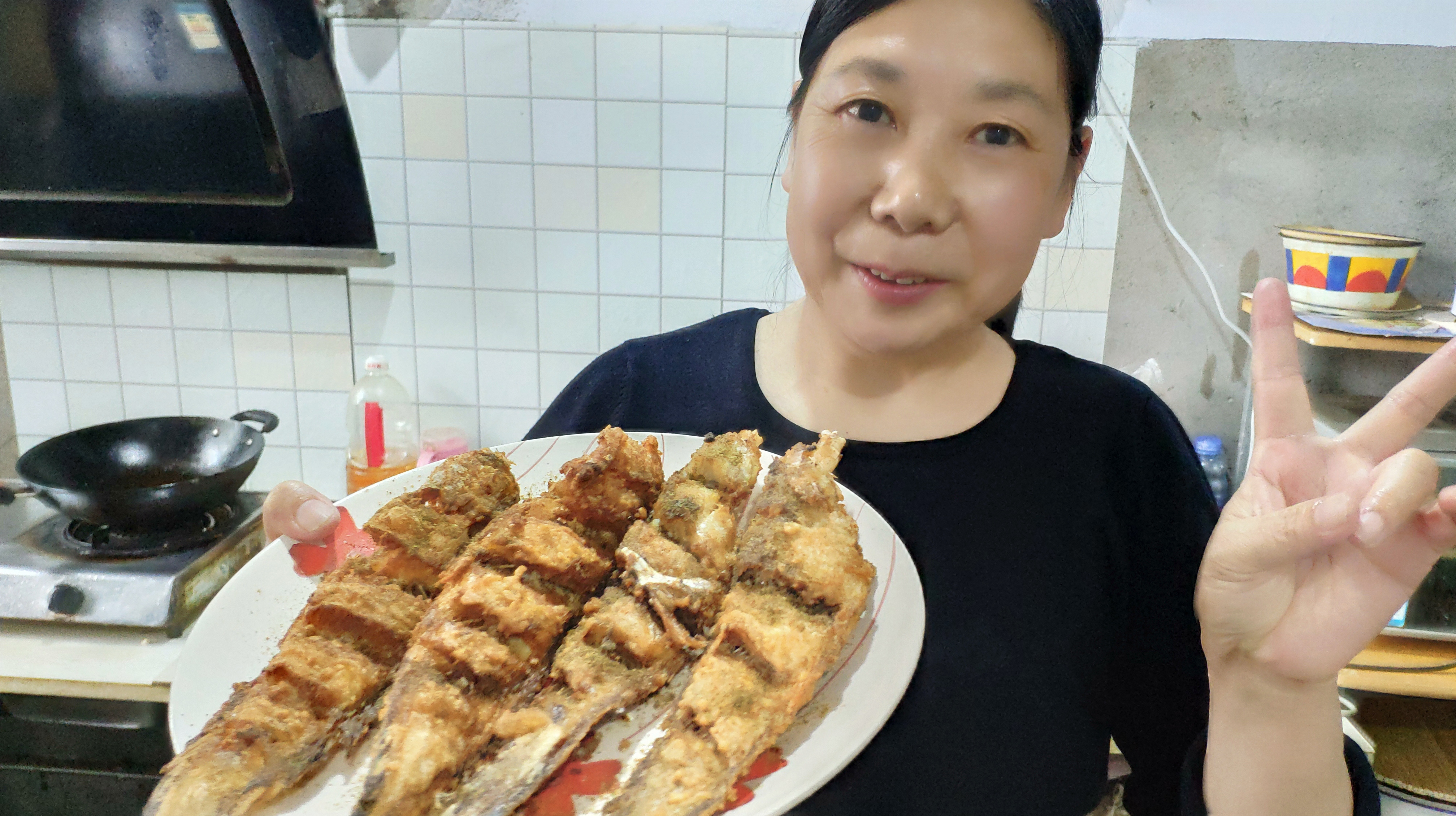 王大姐干炸凤尾鱼,各种调料腌制散满孜然,外焦内嫩肉质鲜美