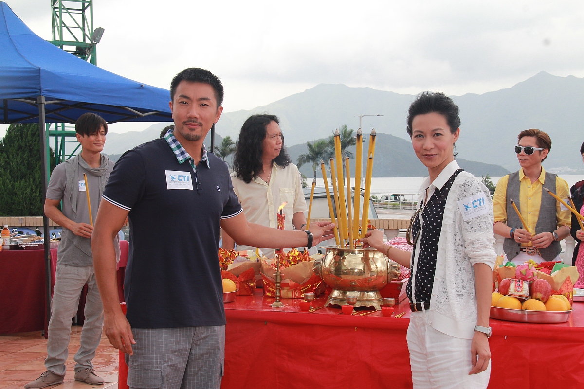 2012年6月26日,香港,电视剧《第二人生》开镜拜神.***_***刘浩龙 赵学