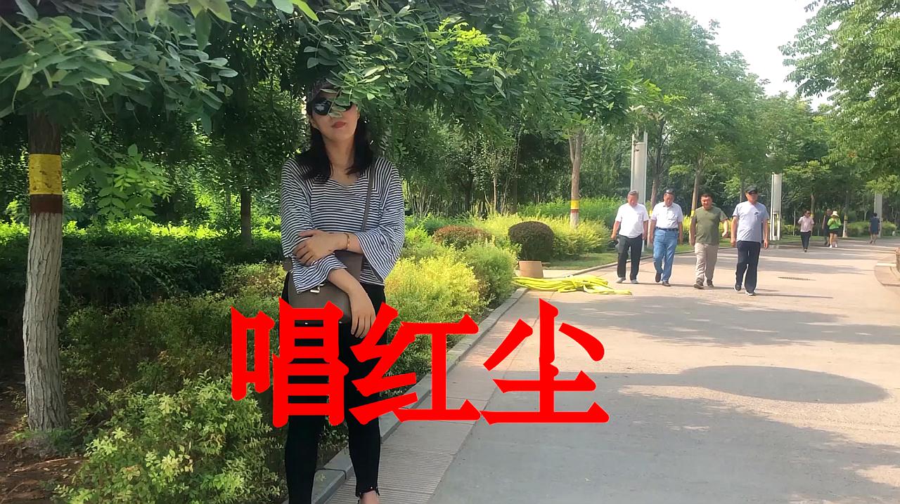 [图]东方健的经典老歌《唱红尘》,唱得醉人醉心,忍不住分享给你听听