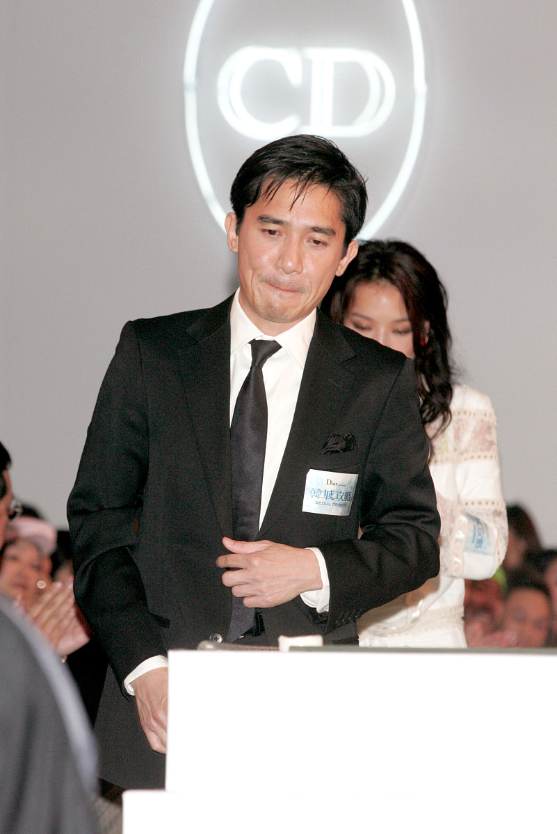 2005年2月2日,电影《韩城攻略首映》慈善拍卖及dior时装表演会.梁朝伟