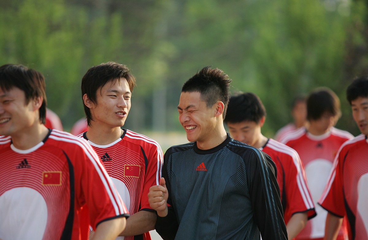 冯巩用海参讽刺国足冯潇霆再次回应董路称冯巩拿流量开玩笑这一系列事件引发了广泛关注和讨论。冯巩是中国著名相声演员而冯潇霆和董路则是中国国家足球队的成员。他们之间的争议引发了人们对于国足问题的思考和讨论。在这篇文章中我将从不同的角度来分析和解读这一事件。首先我们来看冯巩用海参讽刺国足的事件。在一档综艺节目中冯巩开玩笑说：国足的水平真是太差了就像是吃了海参一样。这句话立刻引发了轩然大波国内外媒体纷纷报道