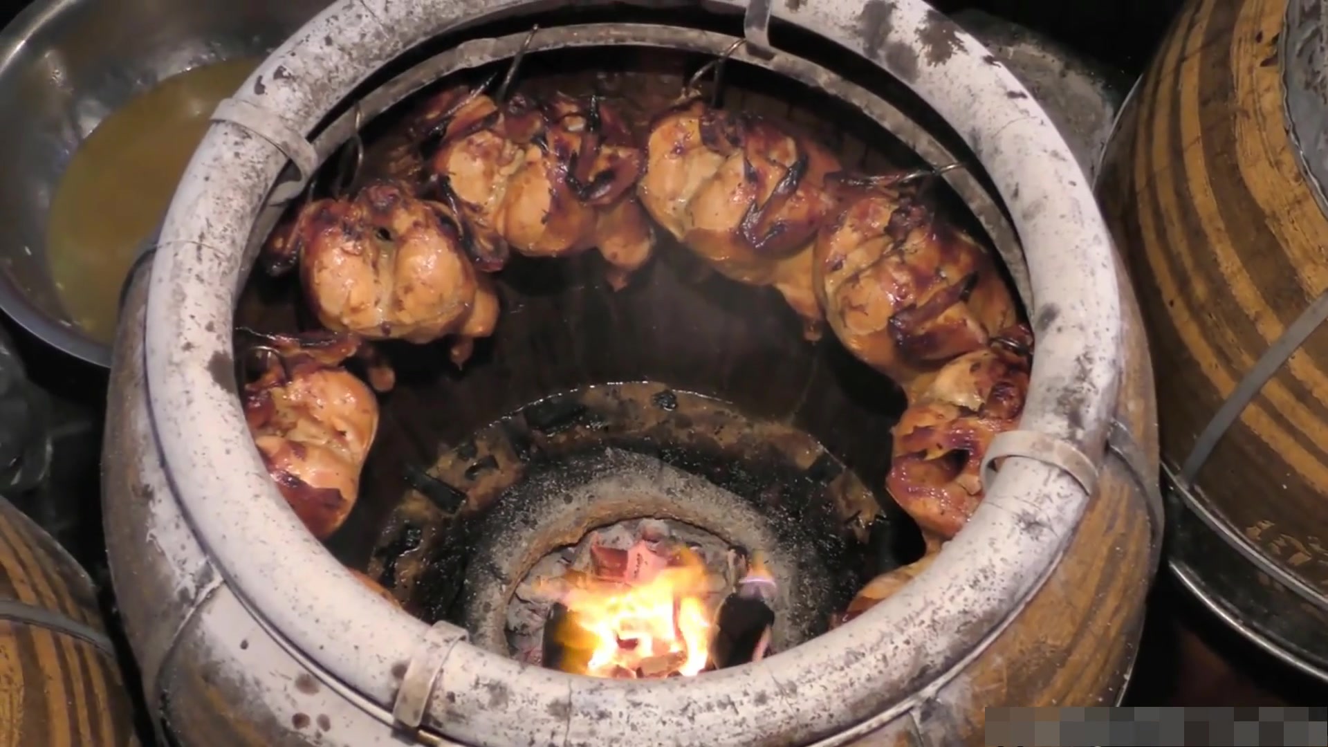 街边炭烤坛子鸡,用木炭在坛里慢慢熏烤,出坛时色泽诱人香气扑鼻