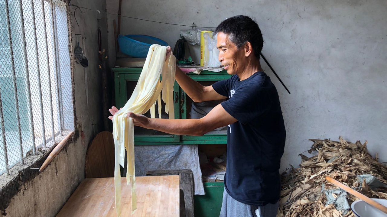 儿媳爱吃大盘鸡,公公做手工面条,炖一只肥鸡,这样的公爹真实在