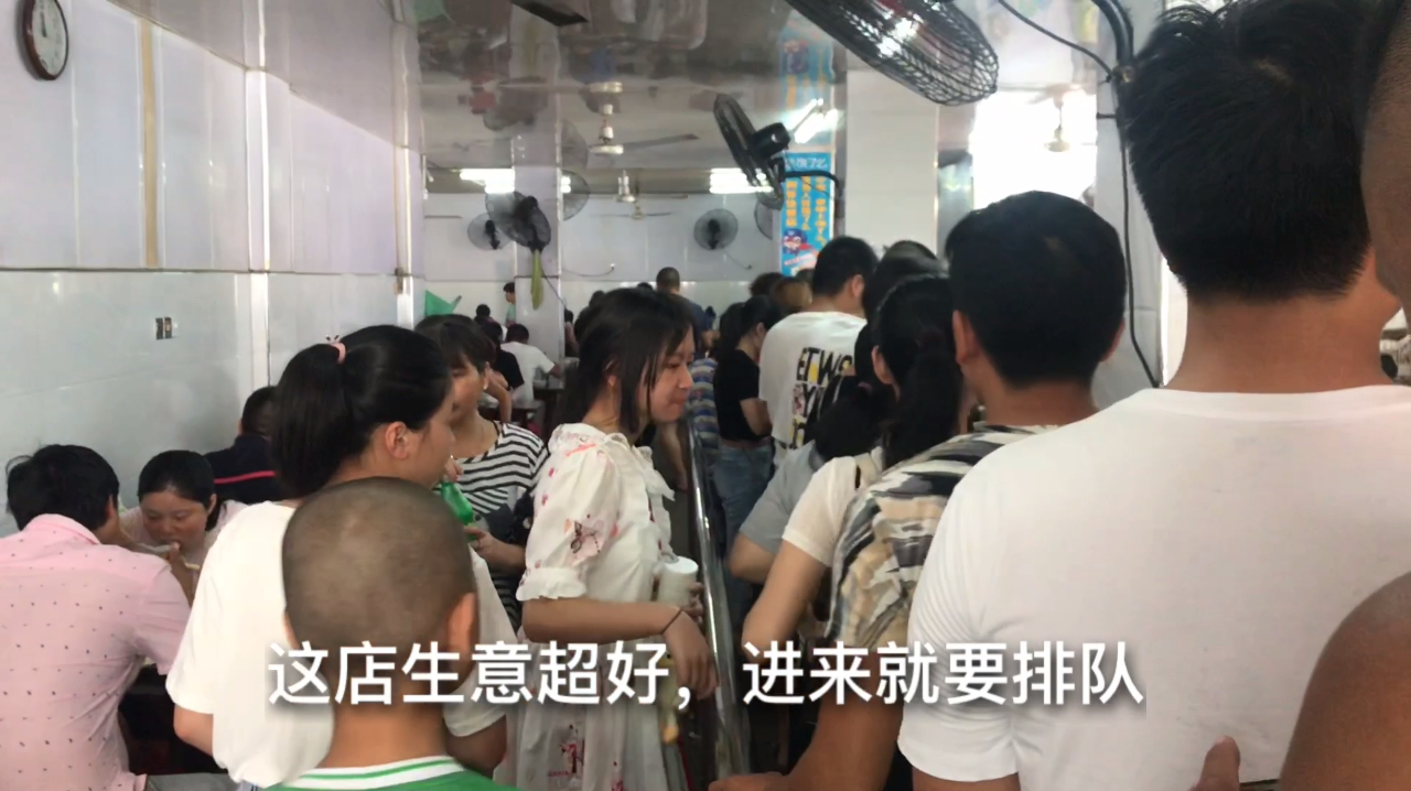 快餐店生意可以这么好,半个镇的人在这边吃,没进店就要排队