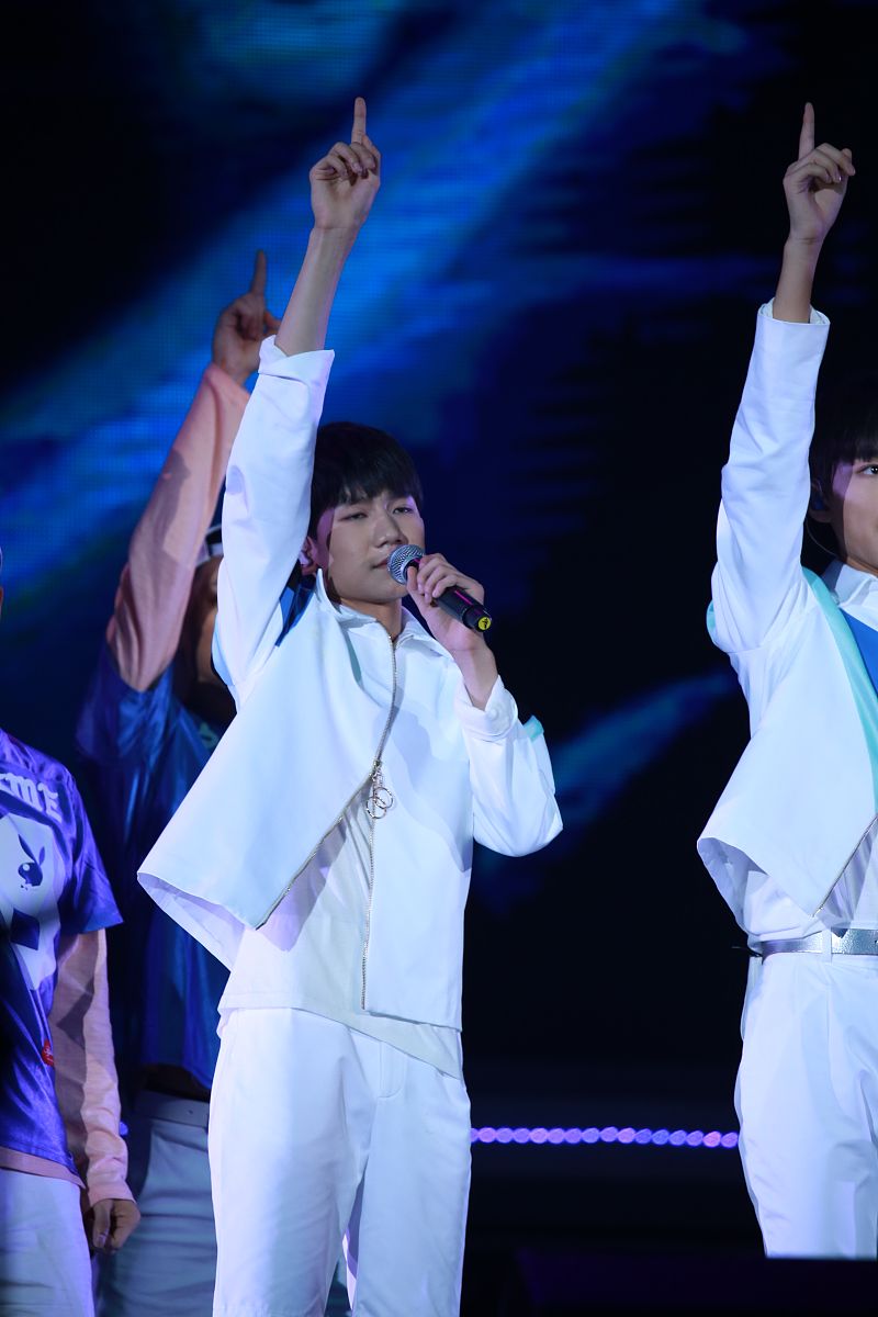 TFboys 十周年演唱会蛋糕塌陷，王源救场！