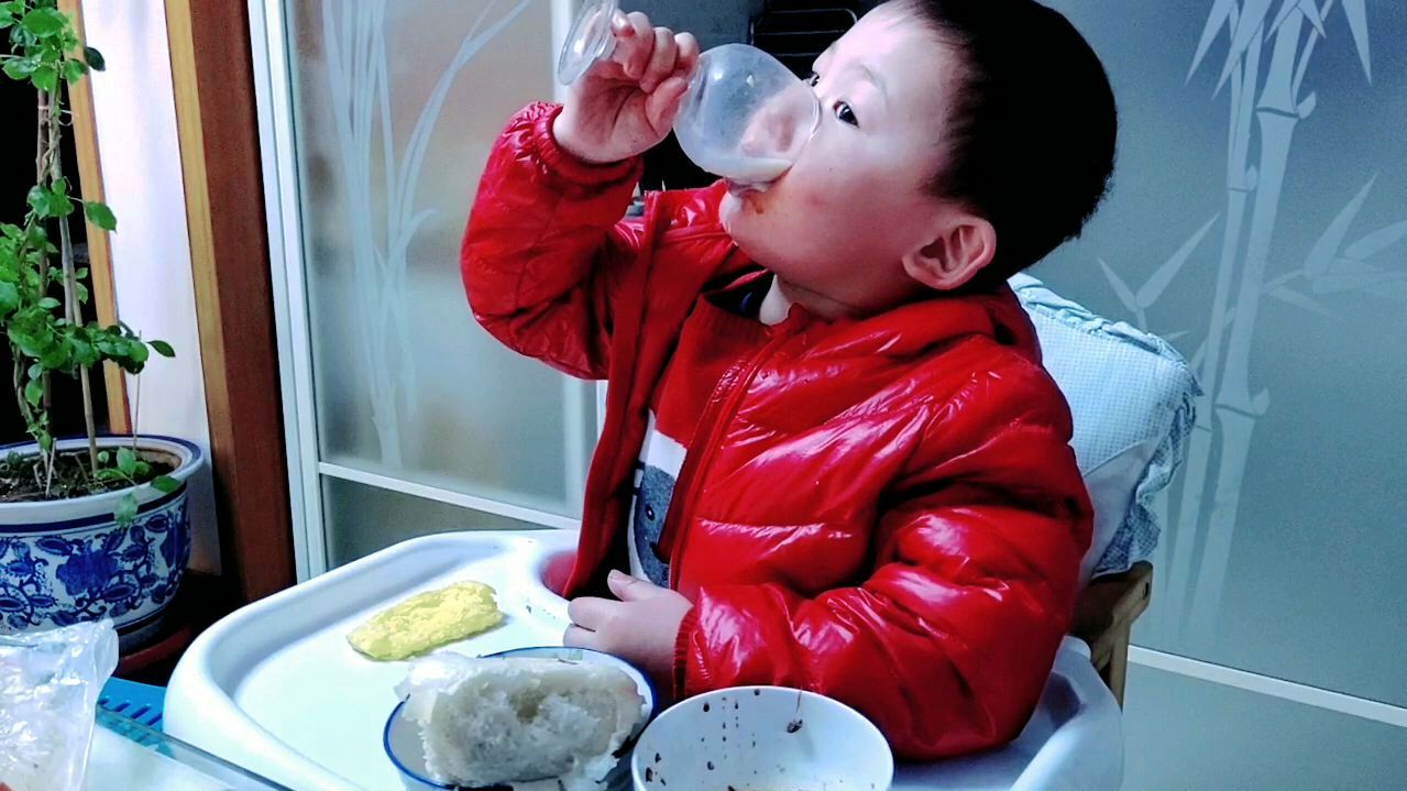 小朋友一边吃一边喝