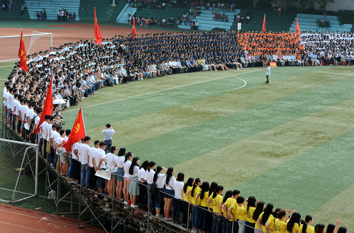 2016年6月6日,湖北省武汉市,华中师范大学2016届4500名毕业生与学校老