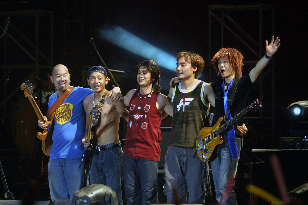 2004年8月8日,宁夏.布衣乐队,诅咒乐队,瘦人乐队,二手玫瑰乐队,何勇和