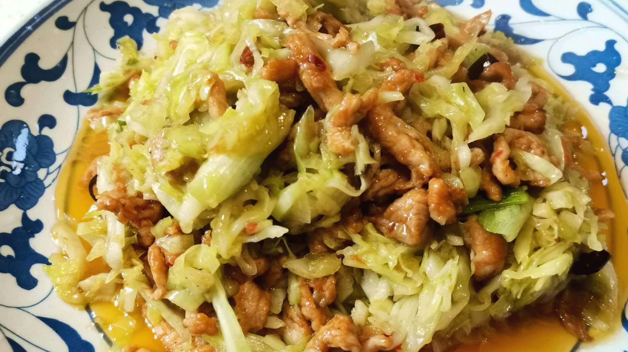 大白菜炒肉丝,这道家常菜我家每周都做,做起来简单吃起来下饭