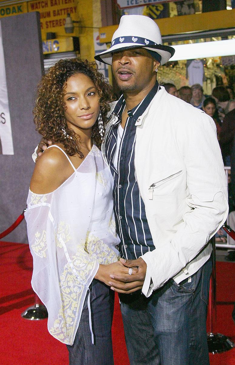 hollywood, ca - march 12:  actor damon wayans (r)  and a unident