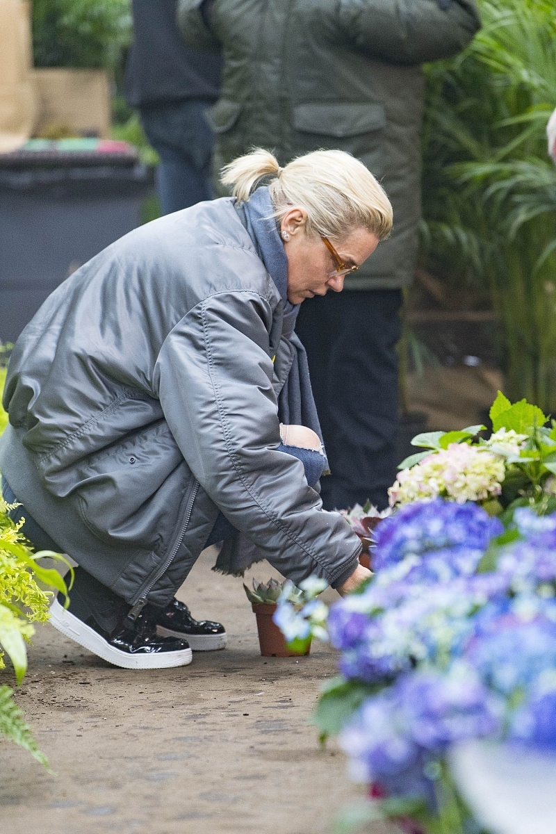 按照论文修改要求以降重为目的修改润色以下文段其次是语言训练要力求全面但不追求系统要讲求适时适宜而不必刻意求新要善于根据具体的教学内容和教学情景相机采取适当的语言训练形式。 三是语言训练的目标必须指向提高学生的语言素养和运用语言的能力而不是掌握语言知识更不是直接指向试卷和考点。 四是要突出语言要素提出明确合理的要求并有到位的指导和评点力求能有效提升学生的语言素养。 在写作方面王教授