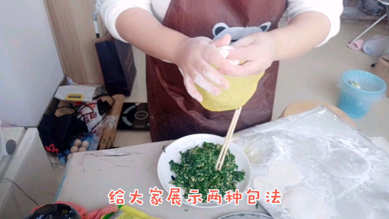 看迪迪做的鲜香野荠菜鸡蛋馅饺子,配着自己腌的糖醋蒜那叫一个美