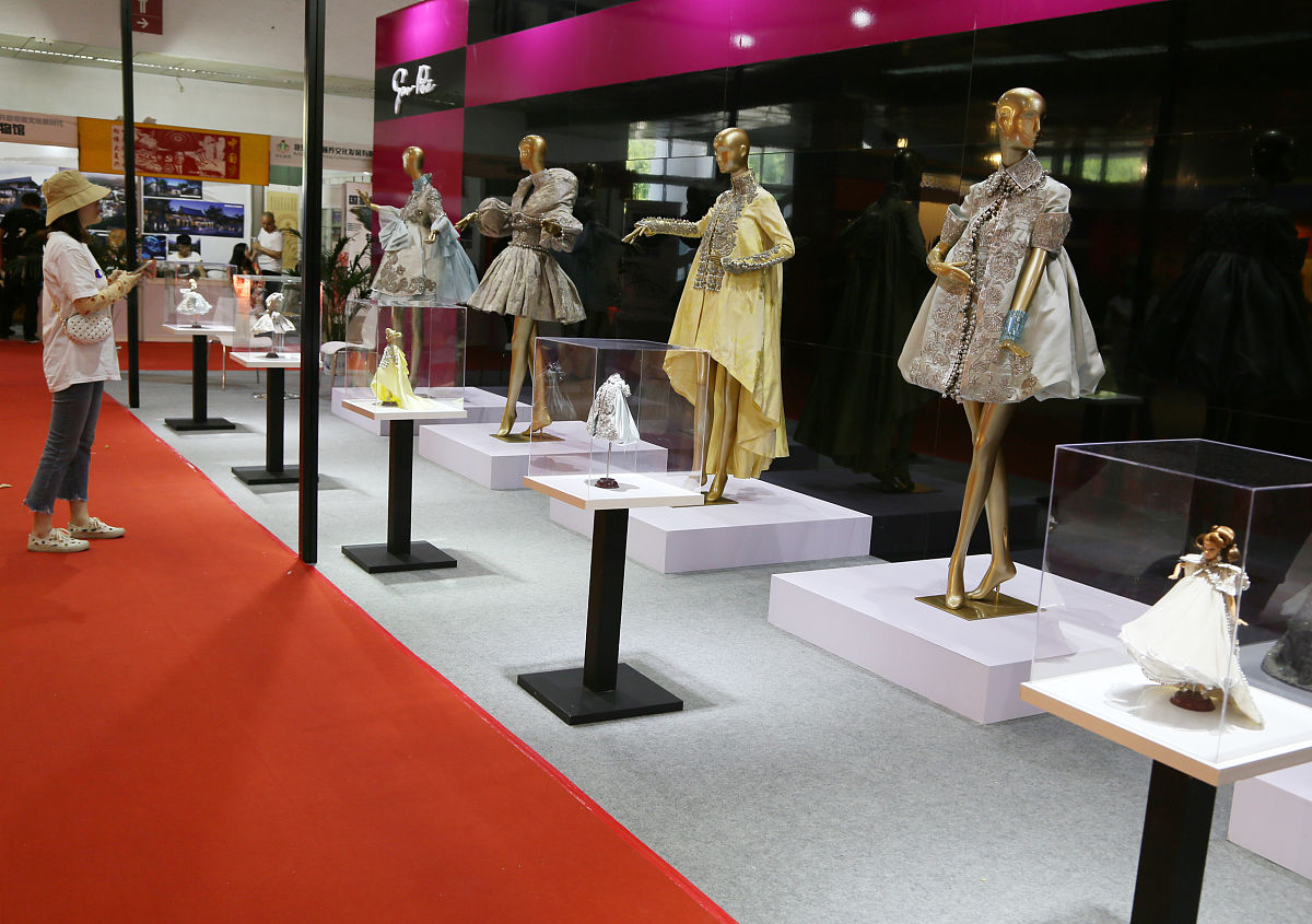 重庆万州商贸中等专业学校服装展示专业怎么样？ - 学习服装展示的最佳选择