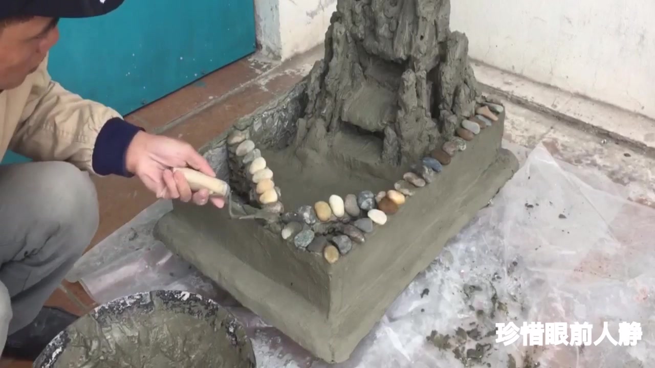 手工制作假山组合景观,用鹅卵石与泡棉水泥浆来制作,造型有创意