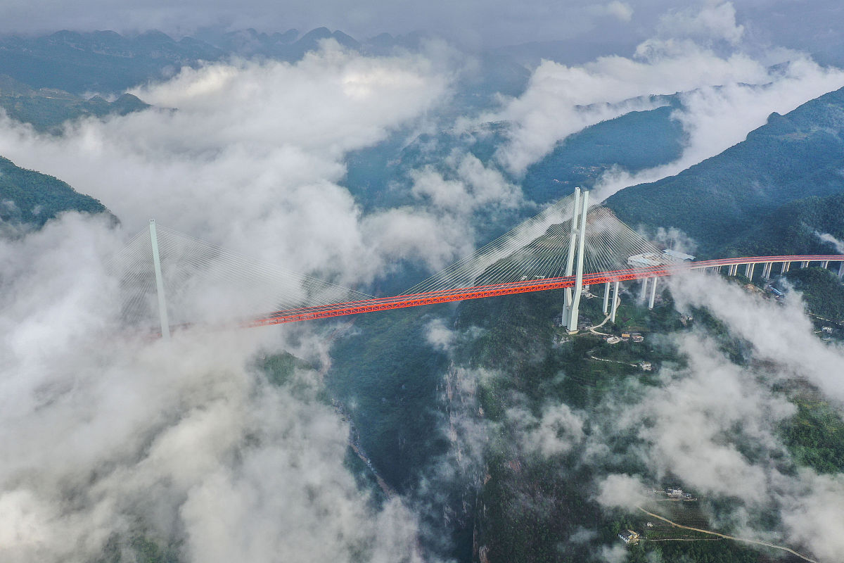 2019年10月6日,贵州六盘水,世界最高桥,桥面距河水高达565米.