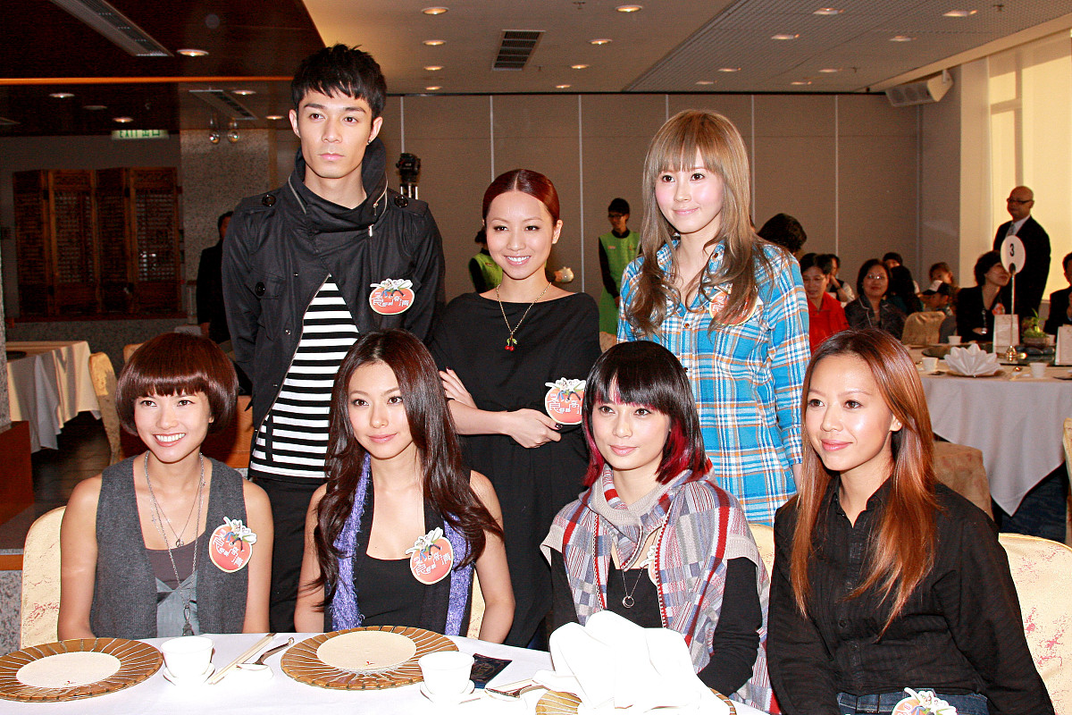 2008年11月10日,香港,港台《食得要高清》活动.后排左起:周柏豪,郑融,