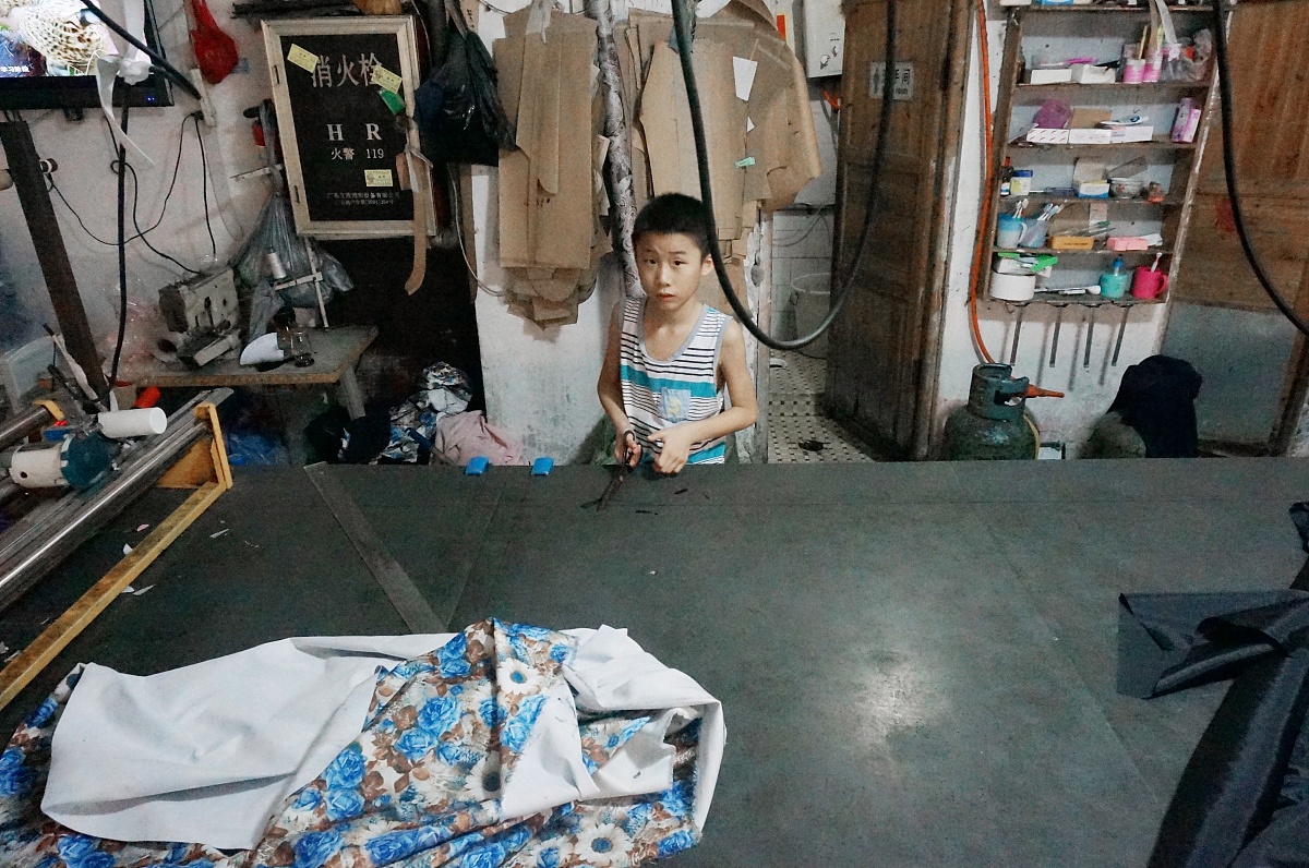 姐姐说：我空了给你拿两件短袖 给你哥买的他穿上有点大 我都洗了 他只试穿了一件作为弟弟怎么回
