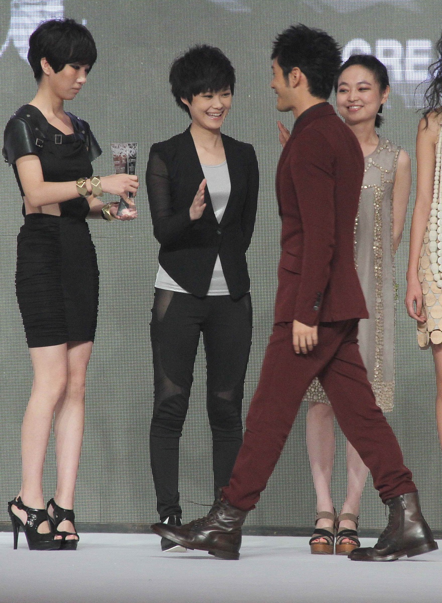 写一首具有中国风的歌；歌词唯美押韵；并附上作品简介