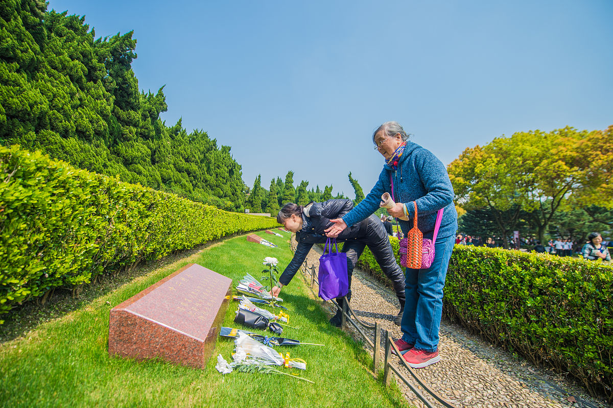 把这两篇心得 拼接成一个文章 不要删减第一篇长津湖是中国抗美援朝战争中的一场重要战役因其悲壮、惨烈而闻名于世。电影《长津湖》通过生动的视觉效果和饱满的情感表达再现了这场战役的历史背景和英雄事迹让人深刻地感受到了那段历史时期的艰苦与牺牲也让我对自己的生活和成长有了更深层次的思考和反思。首先影片中的战场场面让我感受到了战争的残酷和惨烈同时也体现了中国军人的英勇和坚韧。电影中虽然战争场面血腥但导演通过