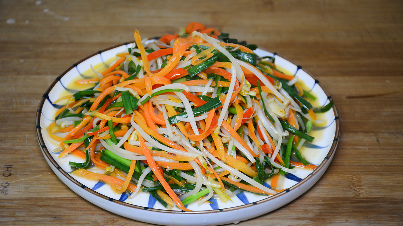 绿豆芽这样做我家孩子超爱吃,一筷子下去就没停下来,太下饭了