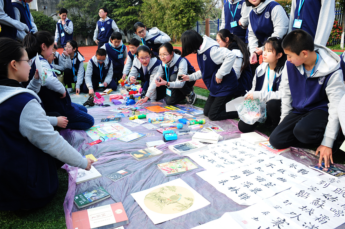《活动优秀班级申报材料》包含1班级篮球赛举行同学们团结一致以46：55的成绩惜败三班夺得季军青春而不后悔。2爱心义卖同学们收获满满也为贫困山区贡献出自己的一份力3包含班会活动多姿多彩偶尔有自由活动传统节日会根据习俗进行班会活动。4定期班主任会给同学们加油鼓劲解决学习的心理疑虑回答同学问题。5突出班内氛围融洽活动丰富的同时学习也未落下 要求每一部分字数超过300字