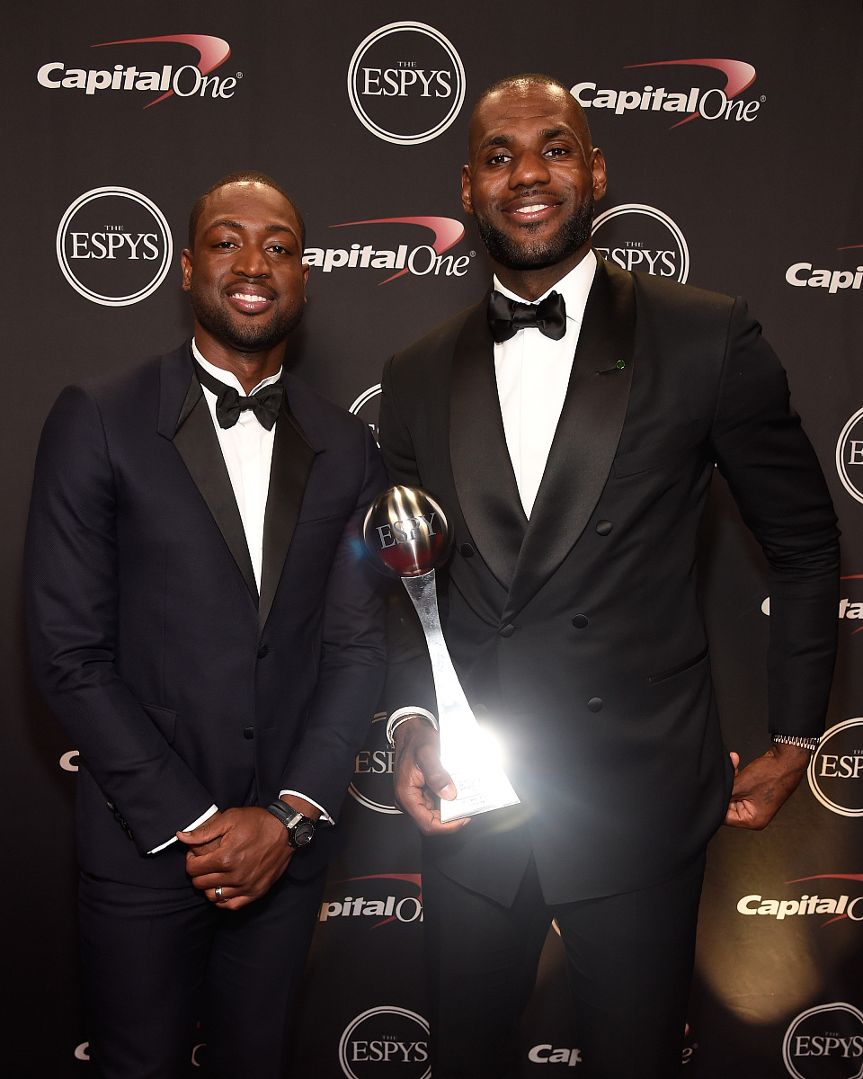 用甩包袱的方式写出一份NBA篮球大师中抽卡抽中詹姆斯时具有趣味性的脚本