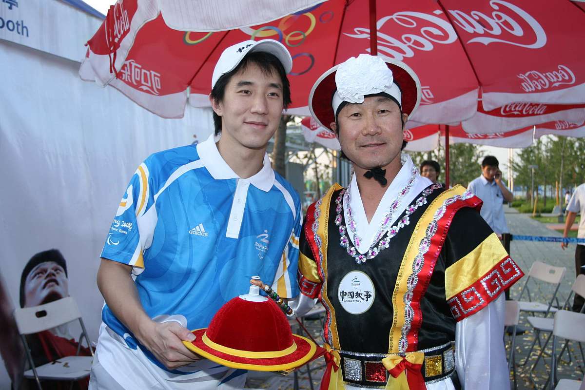 2008年9月5日,北京,"中国故事"主题文化活动发布会.房祖名和自己的老