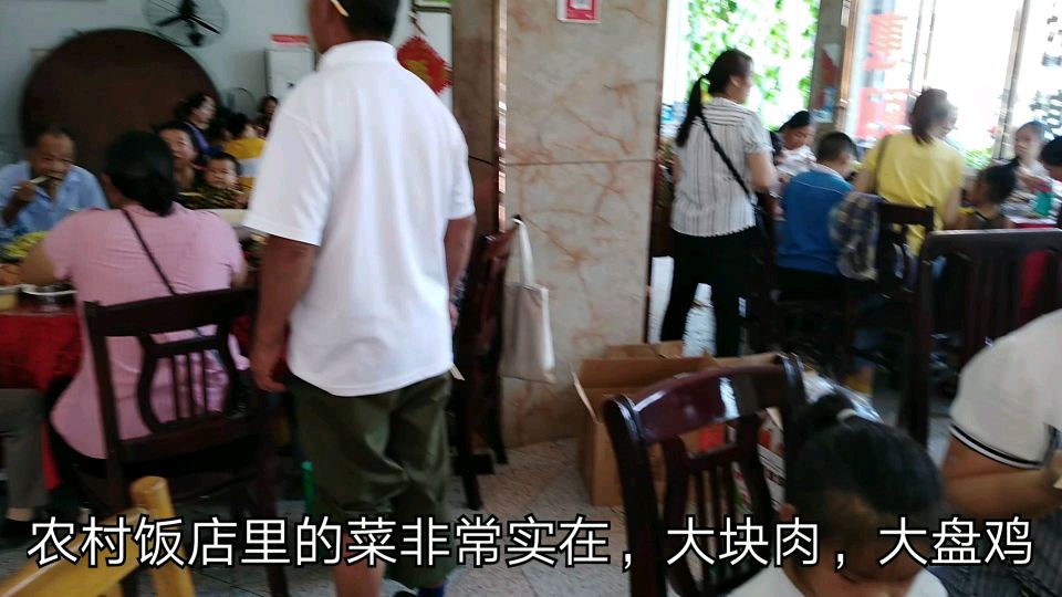 农村嫁女儿在饭店待客,准备的啥菜?连小孩都在打包往回带