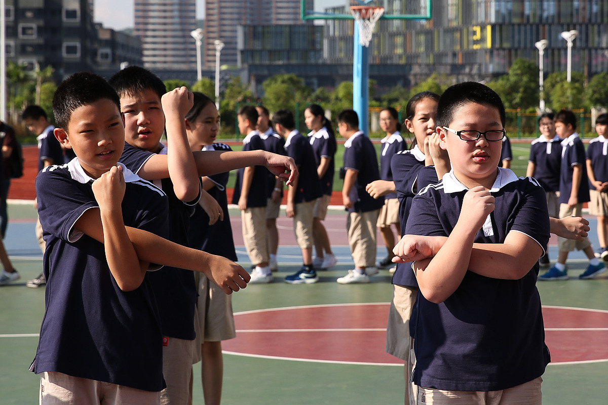 成都市礼仪职业中学长绳比赛顺利进行