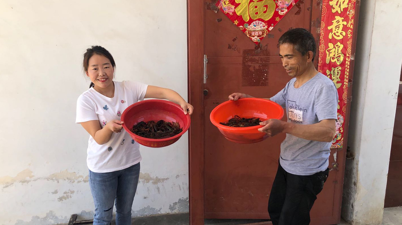 儿媳做啤酒小龙虾,倒2瓶子啤酒,公公说龙虾太多了,真解馋