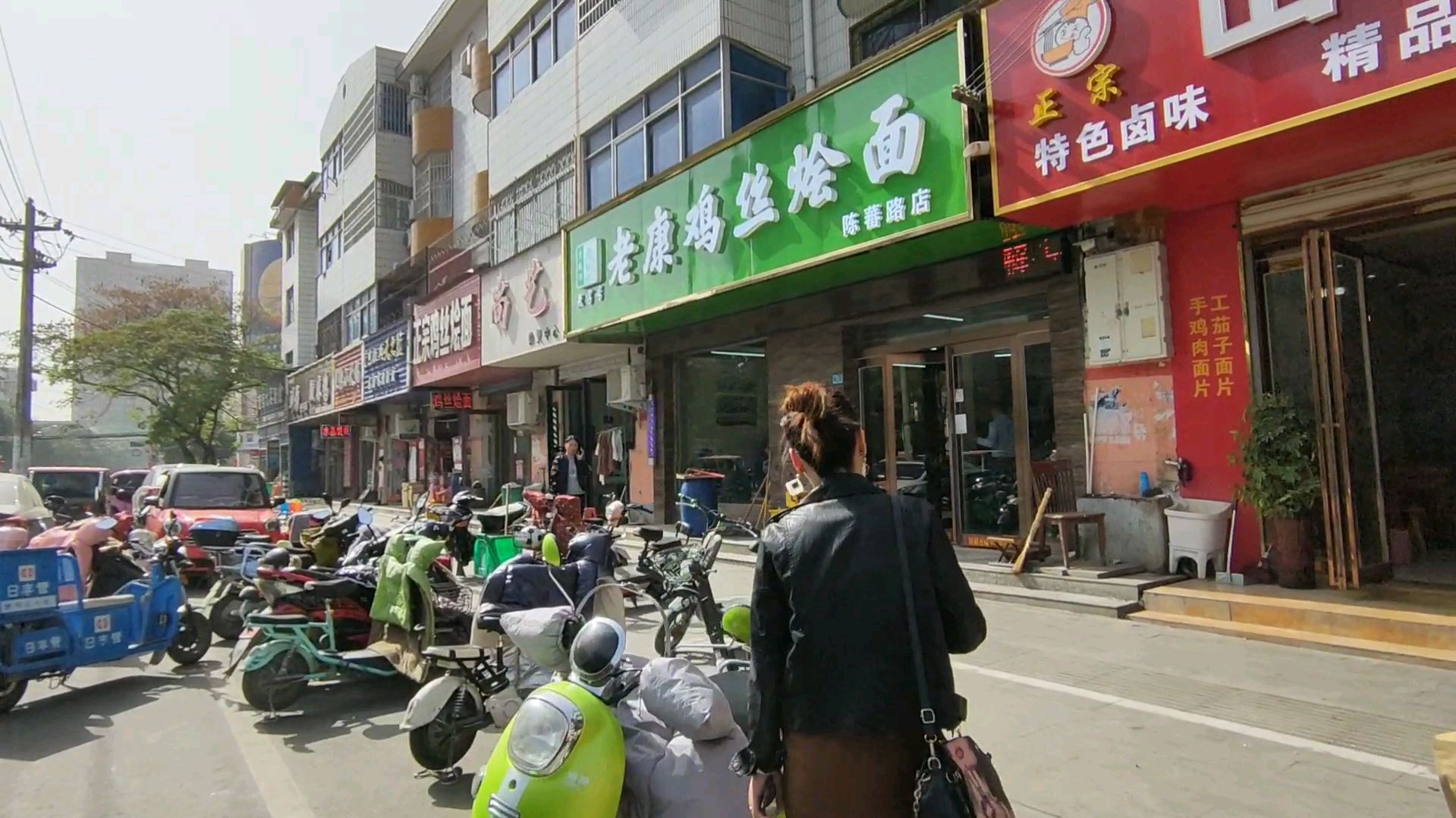 回到家乡的第一天,吃的平舆老康鸡丝烩面,还是熟悉的经典味道!